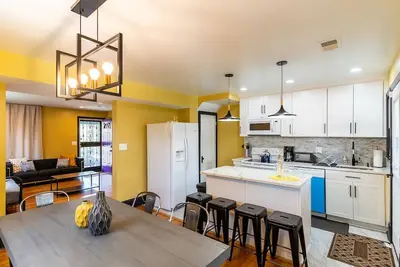Image de Luxury spacious charming Dc row house + free parking