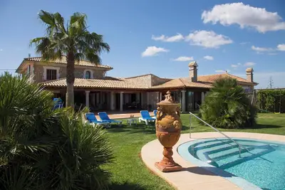Image de Maison de campagne avec piscine et A\/C dans un quartier tranquille