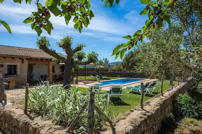 Image de Maison de campagne pour 8 personnes avec piscine dans un endroit calme.