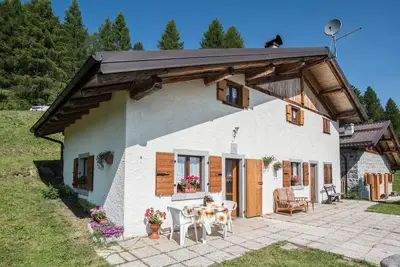 Image de Appartement \"Baita Località Cap\" avec vue sur le jardin et la montagne