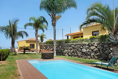 Image de Villa Pilar avec vue sur la montagne et la mer, piscine et jardin.
