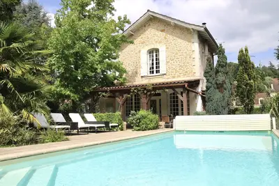 Image de Town Centre 3 Bedroom House With Pool, Parking & Aircon, Two min Walk to Town