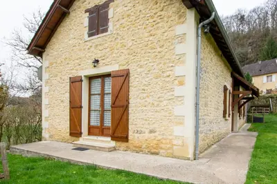Image de Maison de charme avec cheminée et jardin, près de sites préhistoriques en Dordogne