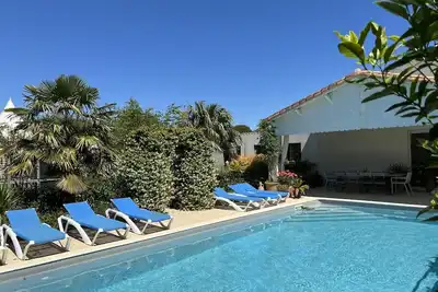 Image de Maison individuelle, Patio sur piscine privée avec plancha, très grand jardin.