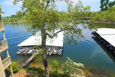 Image de Cute and cozy lake condo with cove water views (30x10 slip Free with a rent).