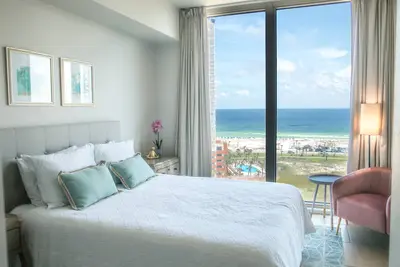 Image de Gulf facing, modern 2 bedroom condo! Pools, hot tubs, restaurants & many extras!
