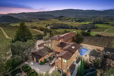 Image de Escape to Paradise: A Stunning Tuscany-Style Home with Views of Vineyards