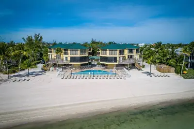 Image de Bf Beach Front villa Pool Beach Dock Ocean Sleeps 6 W&D Kitchen Parking WiFi Bbq