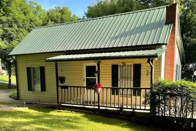 Image de Adorable 2 Bedroom Cottage 3 blocks from downtown square