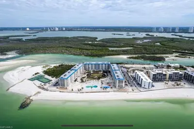 Image de Beachfront, 3 Bedroom Condo, Modern Amenities and Sunset Views