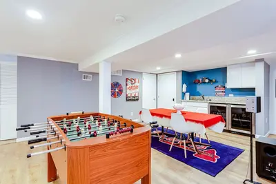 Image de New - 3000 sq feet - Braves, Coke, Barbie Themed Rooms! Entire House!