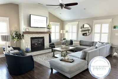 Image de Hot tub Backyard Oasis, Private Beach, Local Pool, Close to all!
