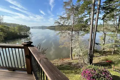 Image de Perfect relaxing lake retreat for hosting a gathering. Quiet with no neighbors.