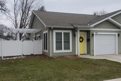 Image de Newer Two Bedroom with attached garage in a great Rensselaer location.