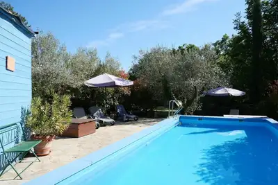 Image de Joli appartement dans une maison de vacances avec piscine, terrasse, animaux admis et parking