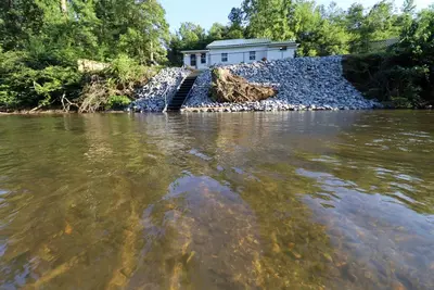 Image de River Front Cottage at the base of the Blue Ridge. Pet and Kid Friendly!