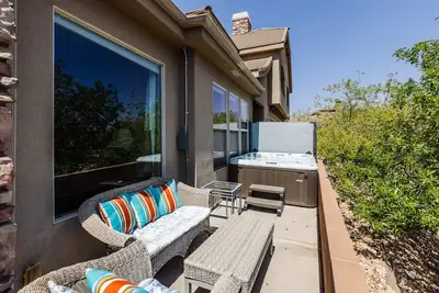 Image de Coral Ridge 1924 | Dog Friendly with a Private Hot Tub & Beautiful Community Pools!