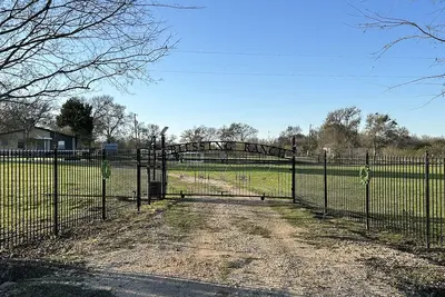 Image de Relax & Recharge in Paige, Tx - 15 Acres, Fishing, and Farm Animals Await