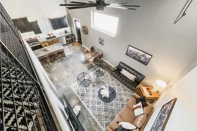 Image de New! The Lofts - Industrial/modern loft within walking distance to downtown!