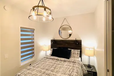Image de Charming brand new rustic style tiny suite Calgary