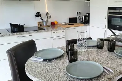 Image de Logement avec terrasse et jardin\n.