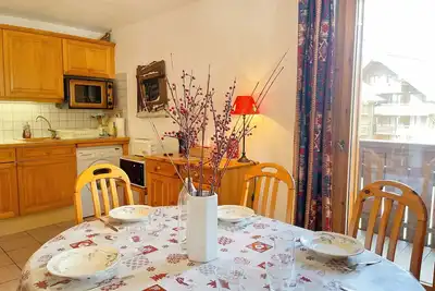 Image de Appartement T2 au centre de Samoëns avec balcon, parking et accès navette ski.