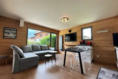 Image de Appartement cosy avec terrasse, proche commerces, ski-bus, et équipements confort (WiFi, Tv, garage)