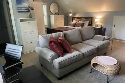 Image de Studio above detached garage