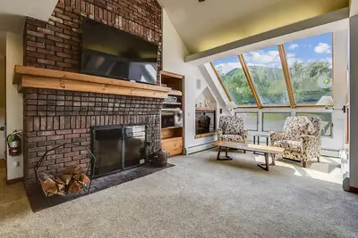 Image de Sunrise Timberline C1 Ski to/from. Totally renovated, new kitchen and bathrooms, fabulous sports center with indoor heated pool and summer outdoor heated pool, racquet sports etc.