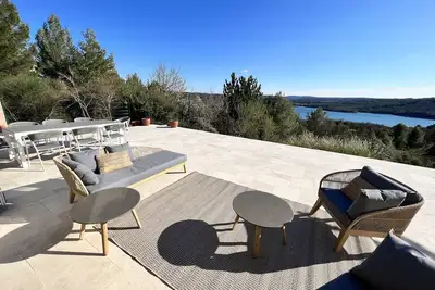 Image de maison lac et verdon