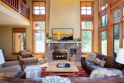Image de Spacious Old Greenwood Cabin w/ Golf Course Views + Private Hot Tub