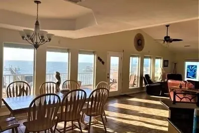Image de Sophisticated, Beautiful Home! 3 Bdrm/2 Bath. Private Fishing Pier.
