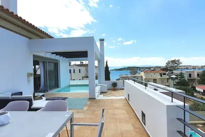 Image de Unique 2 bedroom first floor apartment with private pool