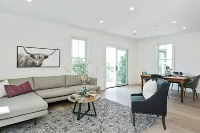 Image de Luxury, New 2-Bedroom Condo Near Airport/Boston/Train