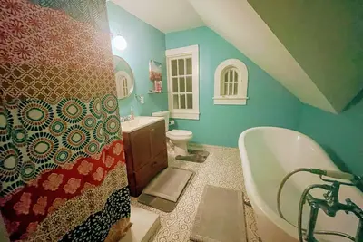 Image de Cozy, Historic Family Home
