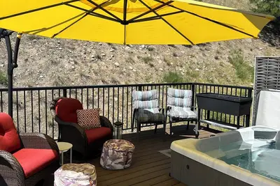 Image de Beautiful Beach Vibe Lake Cottage, Spectacular View, Big Deck & Private Hot Tub