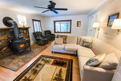 Image de Cozy Bear Den - private house with fenced yard!
