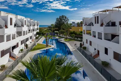 Image de Penthouse à 80 mètres de la plage, solarium et Wifi