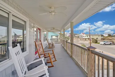 Image de Whole House! Sleeps 16. 5 bed 3. 5 bath Luxory that is steps from the sand!