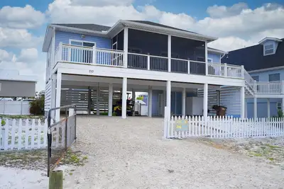 Image de Short walk to the Beach and Bay, Pet Friendly and Fully Fenced yard