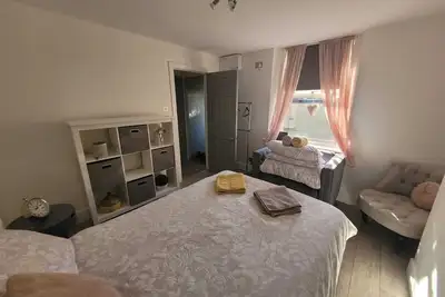 Image de Entire apartment with sun filled private garden