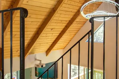 Image de Modern Cabin w breathtaking views + movie screen