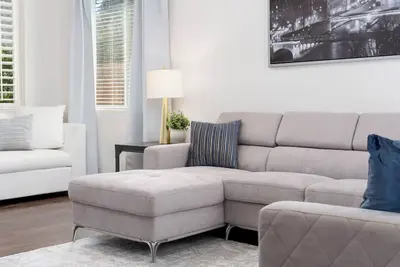 Image de Welcome to cozy fully stocked home with Tv in every room! Near downtown, airport