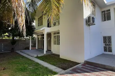 Image de Villa de luxe avec piscine sécurisée à 200m de la plage de Flic en Flac.