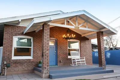 Image de Bad Ass Bicycle Bungalow - Historic Downtown Phoenix Home - 7 mins to Airport