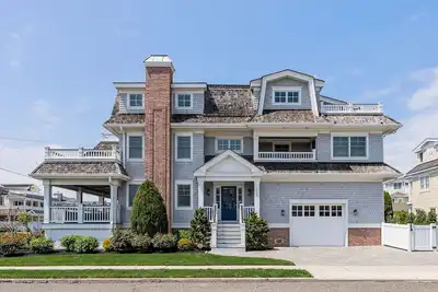 Image de Spacious deck has ocean views as home is across the street from the beachblock.