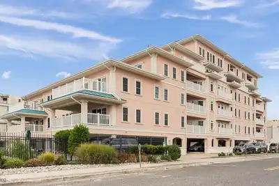 Image de 4 bedroom, 3 bath condo beach block!