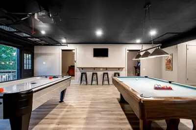 Image de Lakefront with hot tub, game room, kayaks, & dock. Sleeps 16!