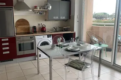Image de Modern, beach apartment with views of the Pyrenees