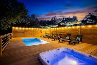Image de Heated Pool | Game Room ~ Lux | Hot Tub~ Mini Golf